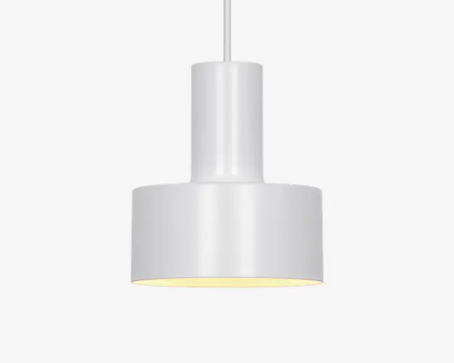 En moderne pendellampe med en glat, mat hvid overflade. Lampen har en cylindrisk øvre del, der går over i en bredere, tromleformet nederdel. Lampeskærmens inderside er let reflekterende, hvilket hjælper med at sprede lyset jævnt. Lampen hænger i en hvid ledning, hvilket giver et rent og minimalistisk udtryk.