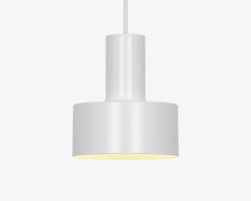 En moderne pendellampe med en glat, mat hvid overflade. Lampen har en cylindrisk øvre del, der går over i en bredere, tromleformet nederdel. Lampeskærmens inderside er let reflekterende, hvilket hjælper med at sprede lyset jævnt. Lampen hænger i en hvid ledning, hvilket giver et rent og minimalistisk udtryk.