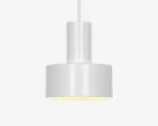 En moderne pendellampe med en glat, mat hvid overflade. Lampen har en cylindrisk øvre del, der går over i en bredere, tromleformet nederdel. Lampeskærmens inderside er let reflekterende, hvilket hjælper med at sprede lyset jævnt. Lampen hænger i en hvid ledning, hvilket giver et rent og minimalistisk udtryk.