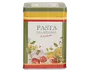 Rektangulær opbevaringsdåse i metal med grøn låg og sider, dekoreret med gule og røde striber nær toppen og bunden. Forsiden har et mærkat med teksten 'PASTA TRADITIONAL Homemade' i sort og rød skrift. Under teksten er der en farverig illustration af forskellige pastatyper, tomater, hvidløg og basilikumblade. Dåsen har et vintage, rustikt design, der passer til opbevaring i køkkenet.