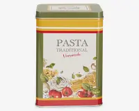 Rektangulær opbevaringsdåse i metal med grøn låg og sider, dekoreret med gule og røde striber nær toppen og bunden. Forsiden har et mærkat med teksten 'PASTA TRADITIONAL Homemade' i sort og rød skrift. Under teksten er der en farverig illustration af forskellige pastatyper, tomater, hvidløg og basilikumblade. Dåsen har et vintage, rustikt design, der passer til opbevaring i køkkenet.