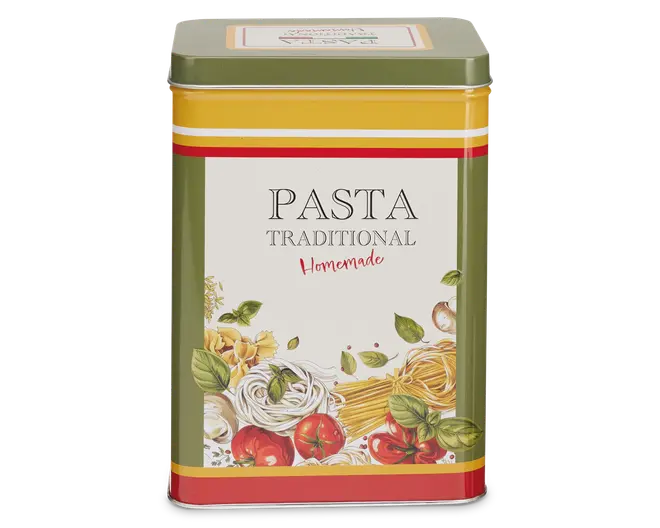 Rektangulær opbevaringsdåse i metal med grøn låg og sider, dekoreret med gule og røde striber nær toppen og bunden. Forsiden har et mærkat med teksten 'PASTA TRADITIONAL Homemade' i sort og rød skrift. Under teksten er der en farverig illustration af forskellige pastatyper, tomater, hvidløg og basilikumblade. Dåsen har et vintage, rustikt design, der passer til opbevaring i køkkenet.