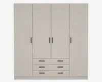 Et stort, moderne garderobeskab med mat lysebeige finish. Skabet har fire høje låger med slanke sorte greb, der giver god plads til ophængning og opbevaring. Under de to midterste låger er der tre rummelige skuffer, hver med to vandrette sorte greb, som giver ekstra opbevaringsplads til sammenlagt tøj eller tilbehør. Designet er minimalistisk og funktionelt, velegnet til moderne indretning.