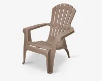 Beige udendørsstol lavet af holdbar plast med lameller i ryg og sæde for vandafledning. Har brede armlæn for komfort og en let tilbagelænet ryg for afslappet siddeposition. Letvægts- og stabelbart design for nem opbevaring.