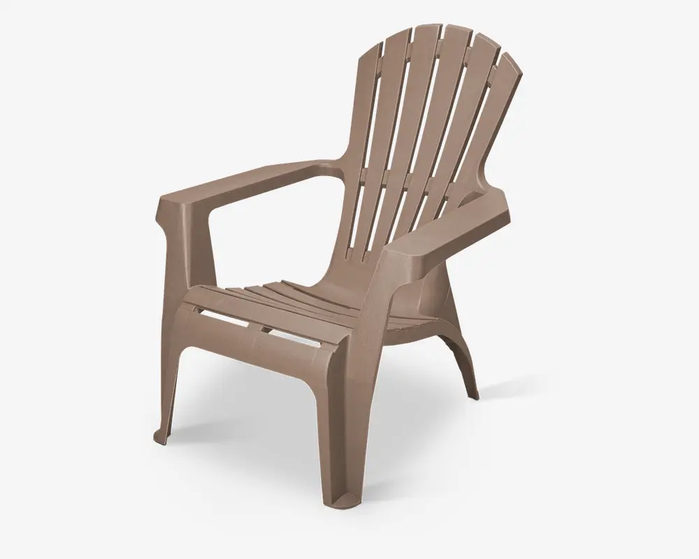 Beige udendørsstol lavet af holdbar plast med lameller i ryg og sæde for vandafledning. Har brede armlæn for komfort og en let tilbagelænet ryg for afslappet siddeposition. Letvægts- og stabelbart design for nem opbevaring.