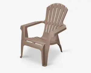 Beige udendørsstol lavet af holdbar plast med lameller i ryg og sæde for vandafledning. Har brede armlæn for komfort og en let tilbagelænet ryg for afslappet siddeposition. Letvægts- og stabelbart design for nem opbevaring.