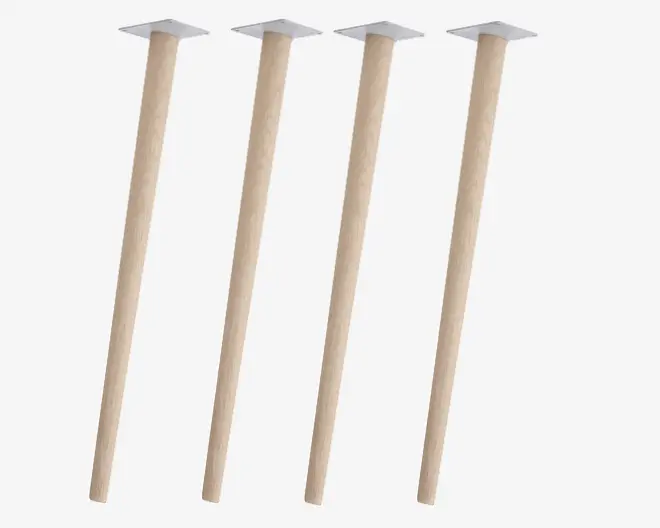 Sæt med fire koniske træben med lys naturfinish, hver med en firkantet metalmonteringsplade øverst for nem fastgørelse til møbler. Benene er glatte og cylindriske, designet for stabilitet og et moderne udtryk.