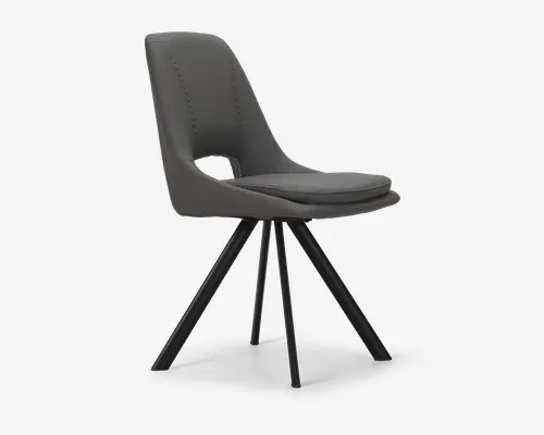 Moderne stol med et slankt, mørkegråt polstret sæde og ryglæn med diskrete lodrette syninger. Stolen har en let buet ryg for ergonomisk støtte og et udskåret detalje nederst på ryggen. Den har en polstret sædehynde for ekstra komfort. Basen består af fire skråtstillede sorte metalben, som giver stabilitet og et moderne udtryk.