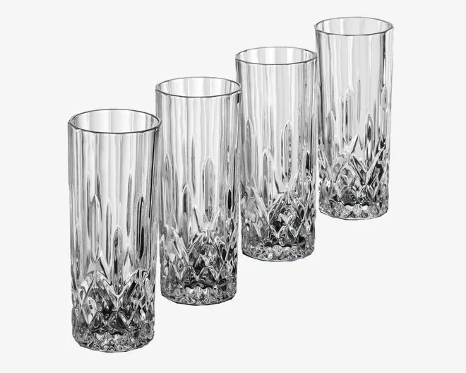 Sæt med fire høje, klare glas med facetslebet diamantmønster i bunden, som gradvist går over i en glat overflade mod kanten. Glassene har en cylindrisk form og en tyk, solid bund, hvilket giver dem et elegant og klassisk udseende.
