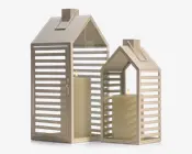 Sæt med to dekorative lanterner i husformet design, fremstillet af lyst beige metal med lameller. Hver lanterne har et saddeltag og en rektangulær bund samt en hængslet dør for nem adgang. Indeni hver lanterne står et stort bloklys, som giver en varm og hyggelig stemning. De åbne lameller i siderne lader lyset skinne igennem og skaber et mønstret skær.