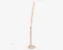Høj, slank gulvlampe med et spiralformet design, der løber op langs lampens længde. Lampen har en mat, lysebeige finish og en rund, flad fod for stabilitet. Strømledningen går ud fra bunden, og det samlede udtryk er moderne og minimalistisk, velegnet til nutidige indretninger.