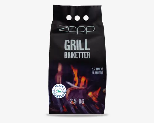 Sort pose med tre runde ventilationshuller øverst, tydelig hvid tekst og et billede af glødende grillflammer og kul. Posen angiver en brændetid på 2,5 timer og en vægt på 2,5 kg. Der er et rundt miljømærke, som angiver, at produktet er fri for fossile råvarer.