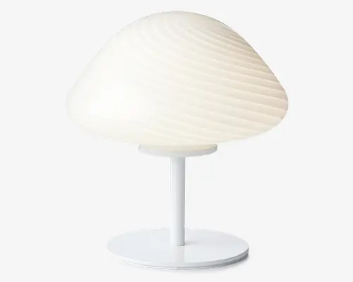 Moderne bordlampe med en hvid, kuppelformet lampeskærm, der har diskrete spiralformede riller for et tekstureret udseende. Skærmen understøttes af en enkel, lige hvid stang og en rund, flad base, hvilket giver lampen et rent og minimalistisk udtryk.