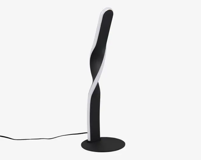 Moderne lampe med et snoet, skulpturelt design. Lampen har en mat sort overflade og en sammenhængende hvid LED-lysbånd, der snor sig rundt om kroppen. Den står på en rund, flad fod og har en slank, lodret profil, hvilket gør den velegnet til moderne indretning.