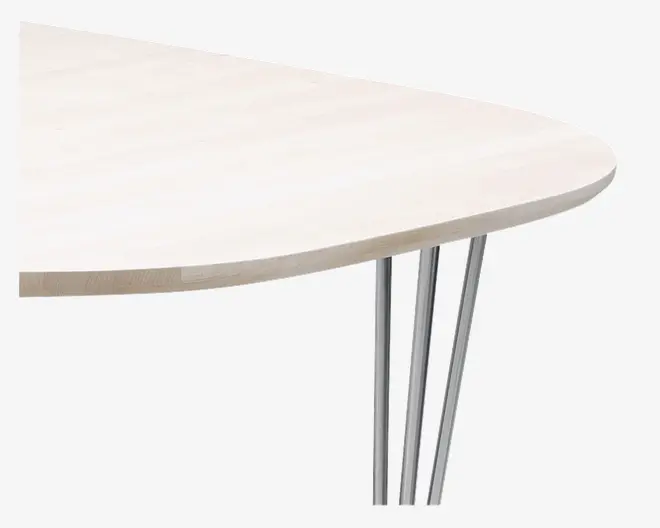 Lyst træbordplade med glat, afrundet kant og tynd profil, understøttet af skrå, slanke metalben med kromfinish.