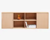 Rektangulær reol i lyst træ med glat overflade. Den har to lukkede rum med låger i hver ende og fire åbne hylder i midten. På de åbne hylder står en ravfarvet glaskande med struktur samt en stak bøger og magasiner. Designet er minimalistisk og funktionelt, velegnet til opbevaring og udstilling.