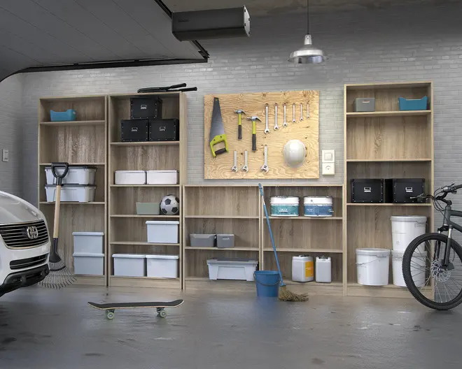 Reolerne er lavet af lyst træ og har flere åbne hylder i forskellige højder. De er organiseret med en blanding af sorte og hvide opbevaringskasser, malerbøtter, rengøringsartikler og sportsudstyr som en fodbold og et skateboard. Et værktøjsbræt på væggen viser håndværktøj, herunder skruenøgler, en sav, en hammer og en hjelm. Hylderne er rummelige og velegnede til opbevaring af forskellige husholdnings- og garageartikler, hvilket giver en ryddelig og let tilgængelig opbevaringsløsning.