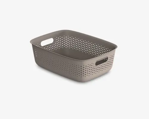 Rektangulær opbevaringskurv lavet af lysegrå plastik med mat finish. Siderne har et mønster af små runde huller for ventilation. Der er to integrerede håndtag på modsatte sider for nem transport. Kurven har en glat kant og et robust, stabelbart design.