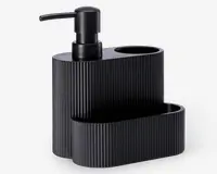 Mat sort organizer i sort med rillet overflade, indeholder en pumpe-dispenser øverst, et rundt rum til f.eks. tandbørster og en åben bakke nederst til ekstra opbevaring. Designet er moderne og elegant med afrundede kanter og lodrette riller for et stilfuldt udtryk.