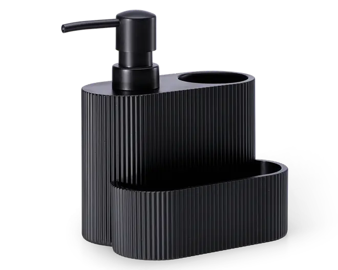 Mat sort organizer i sort med rillet overflade, indeholder en pumpe-dispenser øverst, et rundt rum til f.eks. tandbørster og en åben bakke nederst til ekstra opbevaring. Designet er moderne og elegant med afrundede kanter og lodrette riller for et stilfuldt udtryk.