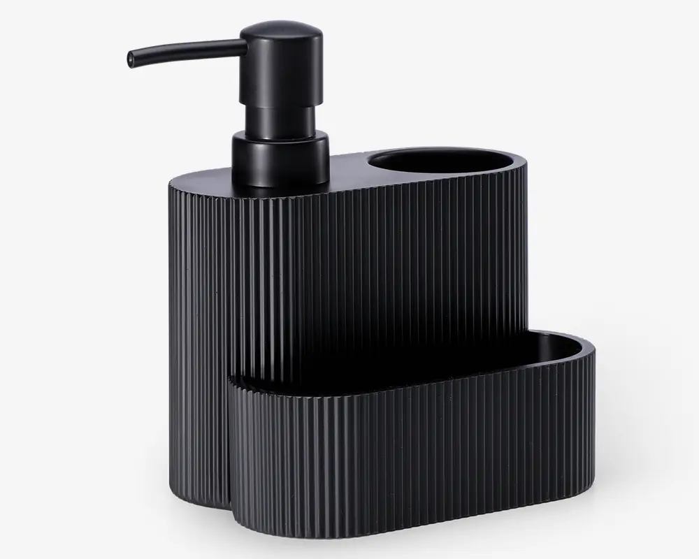 Mat sort organizer i sort med rillet overflade, indeholder en pumpe-dispenser øverst, et rundt rum til f.eks. tandbørster og en åben bakke nederst til ekstra opbevaring. Designet er moderne og elegant med afrundede kanter og lodrette riller for et stilfuldt udtryk.