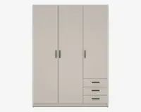 Et moderne garderobeskab med mat beige finish, der har tre høje låger med slanke sorte greb. På højre side er der tre vandrette skuffer stablet oven på hinanden, hver med et matchende sort greb. Designet er minimalistisk og funktionelt og giver god opbevaringsplads til tøj og tilbehør.