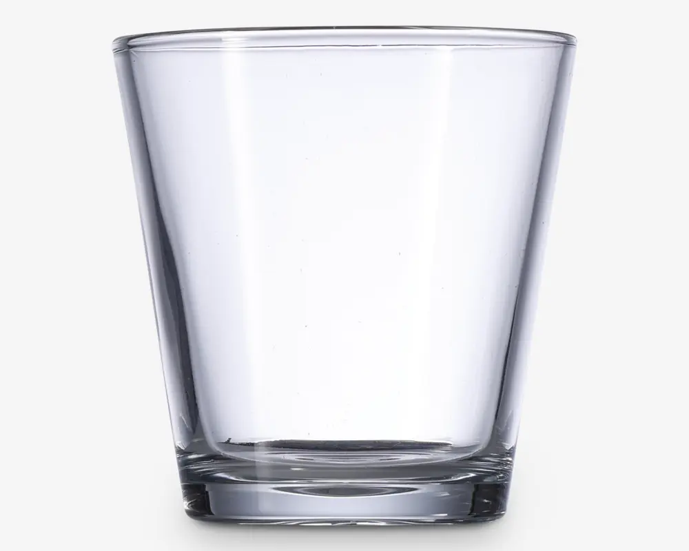 Klar, gennemsigtig drikkeglas med let konisk form, bredere foroven og smallere forneden. Glasset har en tyk, solid bund for stabilitet og holdbarhed samt glatte, lige sider for et behageligt greb. Randen er afrundet for nem drikning.