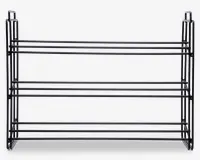 Rektangulært, tre-etagers metalstativ med et minimalistisk, åbent design. Stativet er lavet af tynde, sorte metalstænger og har tre vandrette hylder til opbevaring. Siderne har lodrette støtter med et geometrisk mønster, og hele konstruktionen er både robust og let. Det åbne design giver nem adgang og overblik over de opbevarede genstande.
