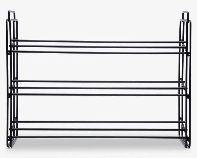 Rektangulært, tre-etagers metalstativ med et minimalistisk, åbent design. Stativet er lavet af tynde, sorte metalstænger og har tre vandrette hylder til opbevaring. Siderne har lodrette støtter med et geometrisk mønster, og hele konstruktionen er både robust og let. Det åbne design giver nem adgang og overblik over de opbevarede genstande.