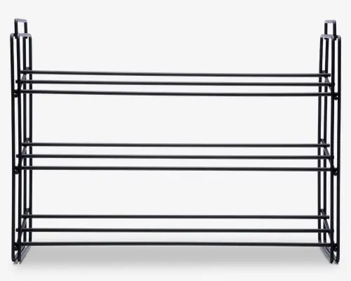 Rektangulært, tre-etagers metalstativ med et minimalistisk, åbent design. Stativet er lavet af tynde, sorte metalstænger og har tre vandrette hylder til opbevaring. Siderne har lodrette støtter med et geometrisk mønster, og hele konstruktionen er både robust og let. Det åbne design giver nem adgang og overblik over de opbevarede genstande.
