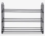 Rektangulært, tre-etagers metalstativ med et minimalistisk, åbent design. Stativet er lavet af tynde, sorte metalstænger og har tre vandrette hylder til opbevaring. Siderne har lodrette støtter med et geometrisk mønster, og hele konstruktionen er både robust og let. Det åbne design giver nem adgang og overblik over de opbevarede genstande.