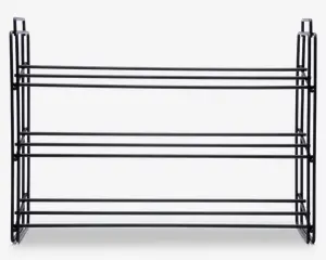 Rektangulært, tre-etagers metalstativ med et minimalistisk, åbent design. Stativet er lavet af tynde, sorte metalstænger og har tre vandrette hylder til opbevaring. Siderne har lodrette støtter med et geometrisk mønster, og hele konstruktionen er både robust og let. Det åbne design giver nem adgang og overblik over de opbevarede genstande.