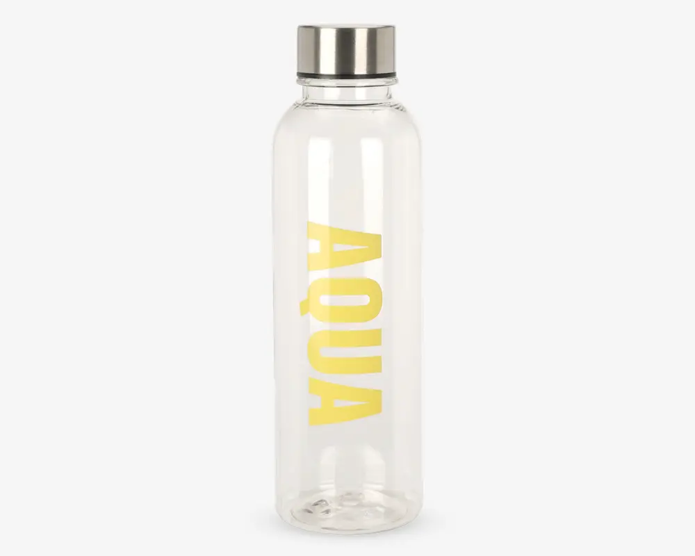 Klar cylindrisk flaske med sølvfarvet skruelåg, hvor ordet 'AQUA' er trykt lodret med store gule bogstaver. Flasken har en glat overflade og en bred åbning, der gør det nemt at fylde og rengøre den.