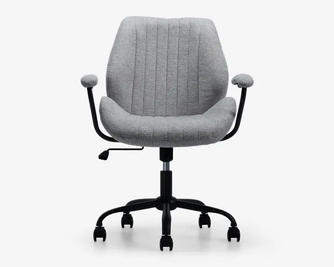 En moderne kontorstol med lysegråt polstret stof, vertikale syninger på ryglæn og sæde, polstrede armlæn og en ergonomisk formet siddeflade for komfort. Stolen har en sort metalbase med fem hjul for nem bevægelse samt en justeringshåndtag på siden til højdeindstilling.