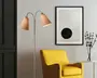 En moderne gulvlampe med to justerbare arme, hver med en kegleformet beige lampeskærm. Lampen har en slank, metallisk stander og et minimalistisk design, der passer til moderne indretning. Skærmene leder lyset nedad, hvilket gør lampen velegnet til læsning eller stemningsbelysning.