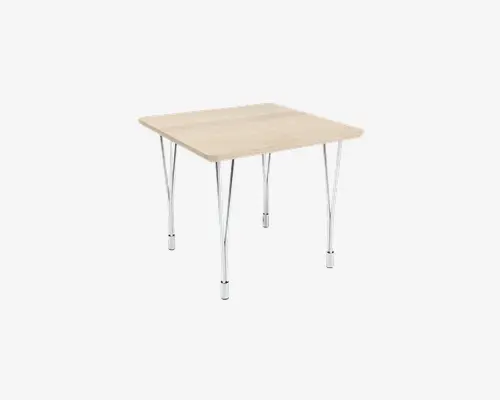 Firkantet bord med bordplade i lyst træ og fire ben i krommetal. Bordpladen har en glat, naturlig overflade med let afrundede kanter. Benene er lige og blanke, hvilket giver et moderne og solidt udtryk. Designet er minimalistisk og passer til mange forskellige miljøer.