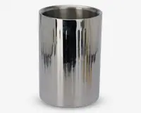 Høj, cylindrisk beholder lavet af poleret rustfrit stål med en reflekterende overflade og diskrete lodrette riller. Den åbne top viser et glat indre, velegnet til opbevaring af flasker eller andre genstande. Designet er moderne og stilrent med fokus på holdbarhed og nem rengøring.