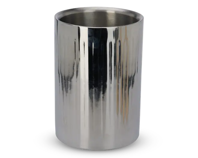 Høj, cylindrisk beholder lavet af poleret rustfrit stål med en reflekterende overflade og diskrete lodrette riller. Den åbne top viser et glat indre, velegnet til opbevaring af flasker eller andre genstande. Designet er moderne og stilrent med fokus på holdbarhed og nem rengøring.