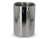 Høj, cylindrisk beholder lavet af poleret rustfrit stål med en reflekterende overflade og diskrete lodrette riller. Den åbne top viser et glat indre, velegnet til opbevaring af flasker eller andre genstande. Designet er moderne og stilrent med fokus på holdbarhed og nem rengøring.