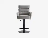 Moderne stol med polstret sæde og ryglæn i lysegråt stof, der har vandrette syninger for ekstra komfort. Stolen har armlæn, sort metalfod med rund fodstøtte og højdejusteringshåndtag. Designet er stilrent og moderne, velegnet til både hjemmet og kontoret.