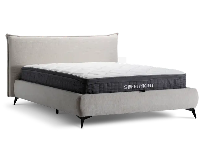 En moderne seng med en lysebeige polstret ramme og hovedgærde, udstyret med en tyk, quiltet madras med hvid top og mørkegrå sider. Madrassen har et synligt mærkenavn 'SWEETNIGHT' på siden og en blød, ekstra polstret overflade for øget komfort. Sengen står på slanke, sorte ben, hvilket giver et moderne udtryk.