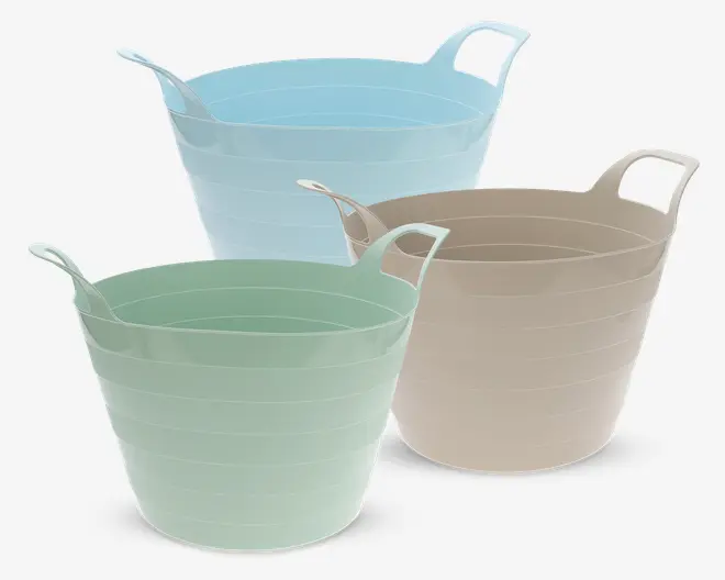Sæt med tre fleksible, runde opbevaringsspande i pastelfarver: lyseblå, beige og mintgrøn. Hver spand har en rillet yderside for ekstra styrke og to integrerede håndtag, der gør dem nemme at bære. Spandene er lette og kan stables, hvilket gør dem velegnede til organisering eller transport af forskellige genstande.