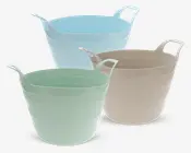 Sæt med tre fleksible, runde opbevaringsspande i pastelfarver: lyseblå, beige og mintgrøn. Hver spand har en rillet yderside for ekstra styrke og to integrerede håndtag, der gør dem nemme at bære. Spandene er lette og kan stables, hvilket gør dem velegnede til organisering eller transport af forskellige genstande.