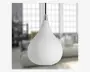 Hængelampe med en glat, mat hvid glasskærm formet som en dråbe. Lampen har en detalje i børstet metal øverst, hvor den er forbundet til en sort ledning. Designet er moderne og minimalistisk, velegnet til nutidige indretninger.