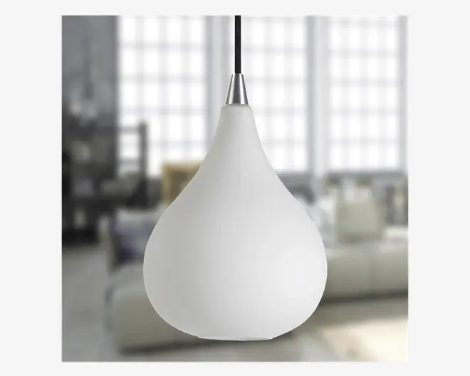 Hængelampe med en glat, mat hvid glasskærm formet som en dråbe. Lampen har en detalje i børstet metal øverst, hvor den er forbundet til en sort ledning. Designet er moderne og minimalistisk, velegnet til nutidige indretninger.