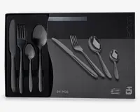 Et sæt med 24 bestikdele i rustfrit stål, herunder knive, gafler, spiseskeer og teskeer. Bestikket har et moderne, slankt design med mat finish og glatte, afrundede håndtag. Sættet er pænt arrangeret i en sort skumindsats for sikker opbevaring og præsentation.