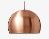 En kuppelformet pendellampe med en poleret kobberfinish, der har en glat, reflekterende overflade og et enkelt, moderne design. Lampen hænger fra en central ledning i toppen, og den åbne bund giver direkte belysning.