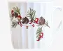 Hvid krus med rillet overflade, dekoreret med et festligt motiv af små nissefigurer i røde huer og tøj, kogler, grønne grangrene og en guirlande af små røde og hvide flag. Illustrationen går hele vejen rundt om kruset og giver det et legende og julet udtryk.