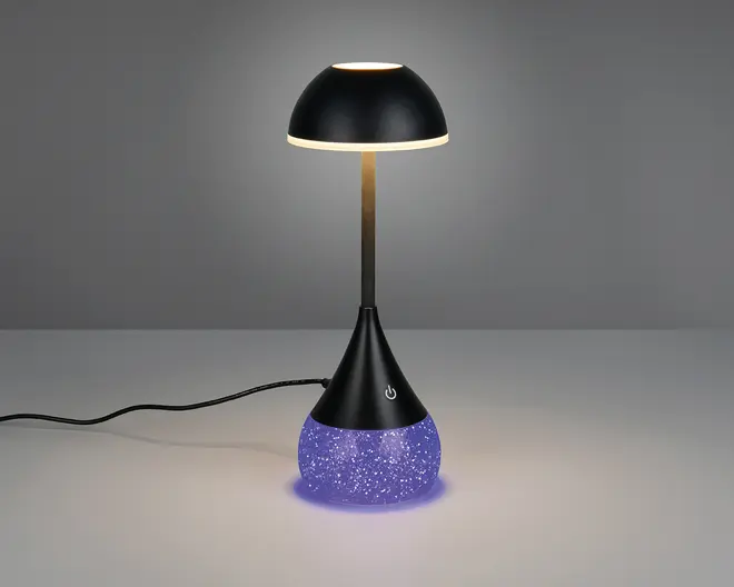 Moderne bordlampe med sort, kuppelformet skærm og slank, lige stang. Basen er konisk med en tekstureret, glitrende lilla overflade, der udsender et blødt lys. Der er en touch-følsom tænd/sluk-knap på den sorte del af basen. Lampen får strøm via en synlig sort ledning.