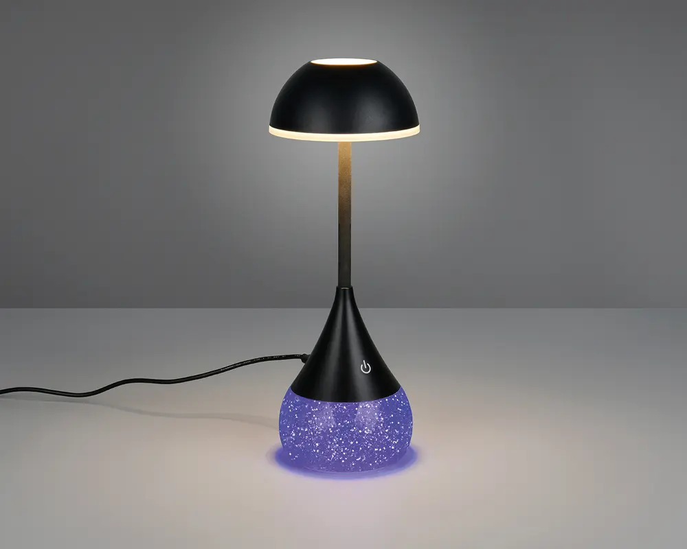 Moderne bordlampe med sort, kuppelformet skærm og slank, lige stang. Basen er konisk med en tekstureret, glitrende lilla overflade, der udsender et blødt lys. Der er en touch-følsom tænd/sluk-knap på den sorte del af basen. Lampen får strøm via en synlig sort ledning.